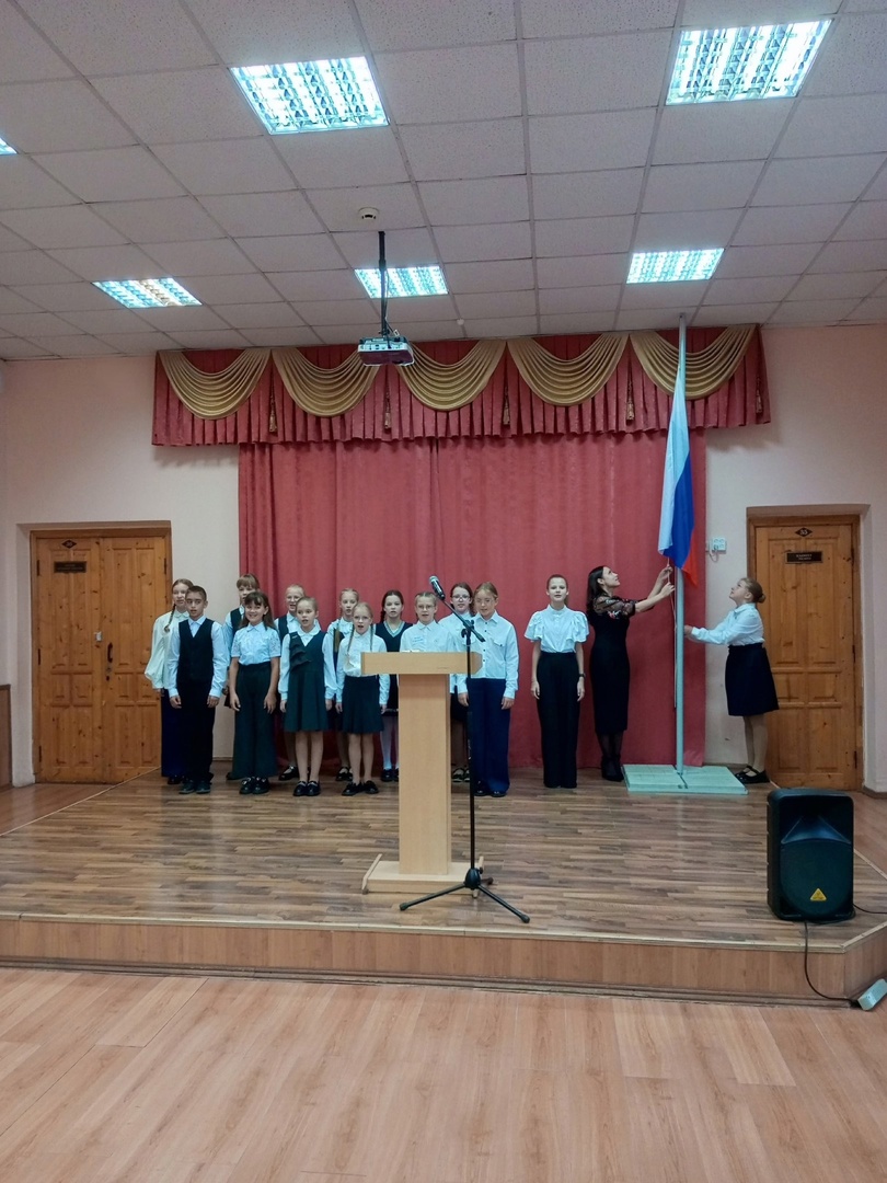 Новая неделя в гимназии началась с торжественной церемонии поднятия государственного флага РФ и исполнения гимна..